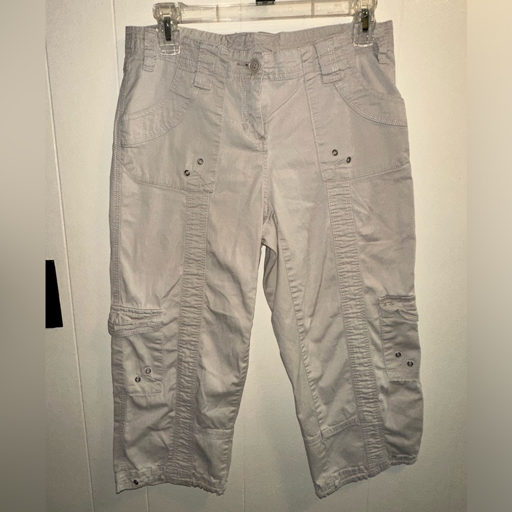 Style and Co - cream/ off white cargo capri shorts - size 6